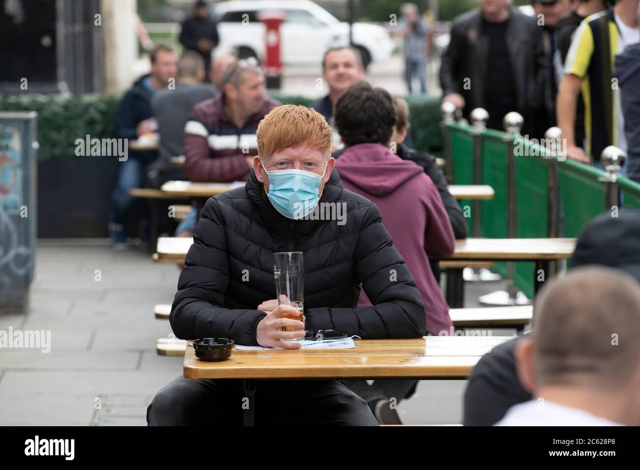 Les membres du public apprécient leur premier verre dans un café en plein air à Hootenanny, Glasgow, tandis que les espaces extérieurs rouvrent au public pour la première fois alors que l'Écosse continue avec la levée progressive des restrictions pour se détendre. Banque D'Images