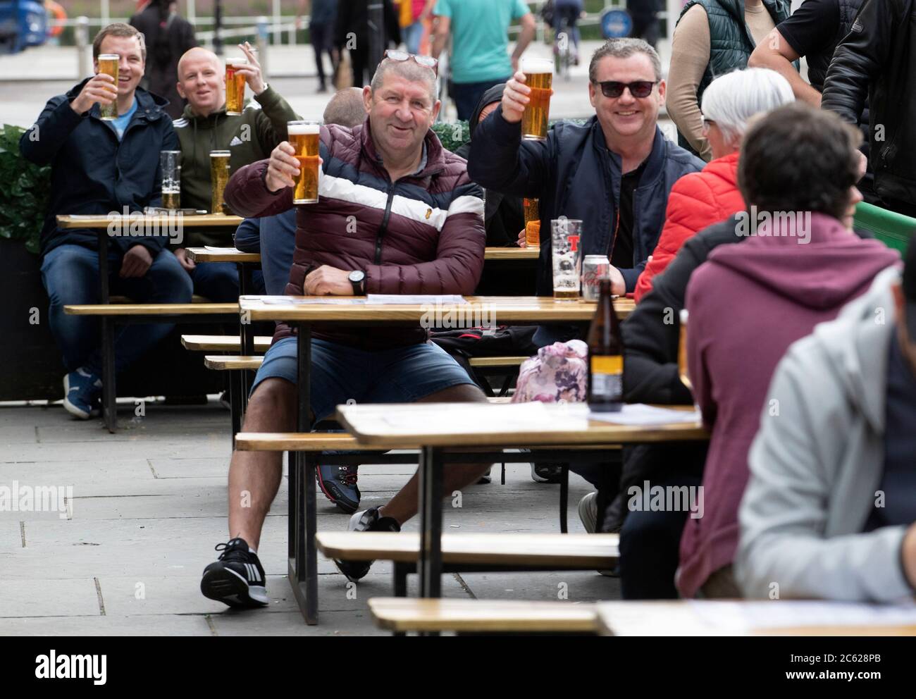 Les membres du public apprécient leur premier verre dans un café en plein air à Hootenanny, Glasgow, tandis que les espaces extérieurs rouvrent au public pour la première fois alors que l'Écosse continue avec la levée progressive des restrictions pour se détendre. Banque D'Images