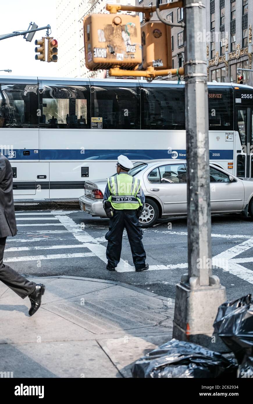 Un agent de contrôle de la circulation de la NYPD a été vu dans les rues animées de New York à une période de la journée très occupée. Banque D'Images