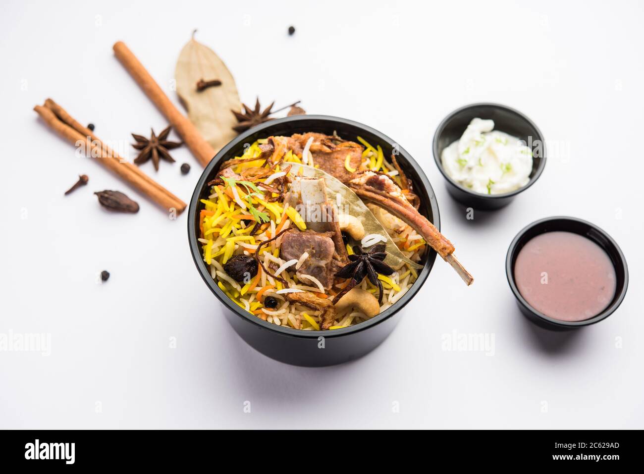 Style restaurant Gocht ou Mutton Biryani ou Pulao emballé pour livraison à domicile dans une boîte en plastique ou un contenant avec Raita et salan Banque D'Images