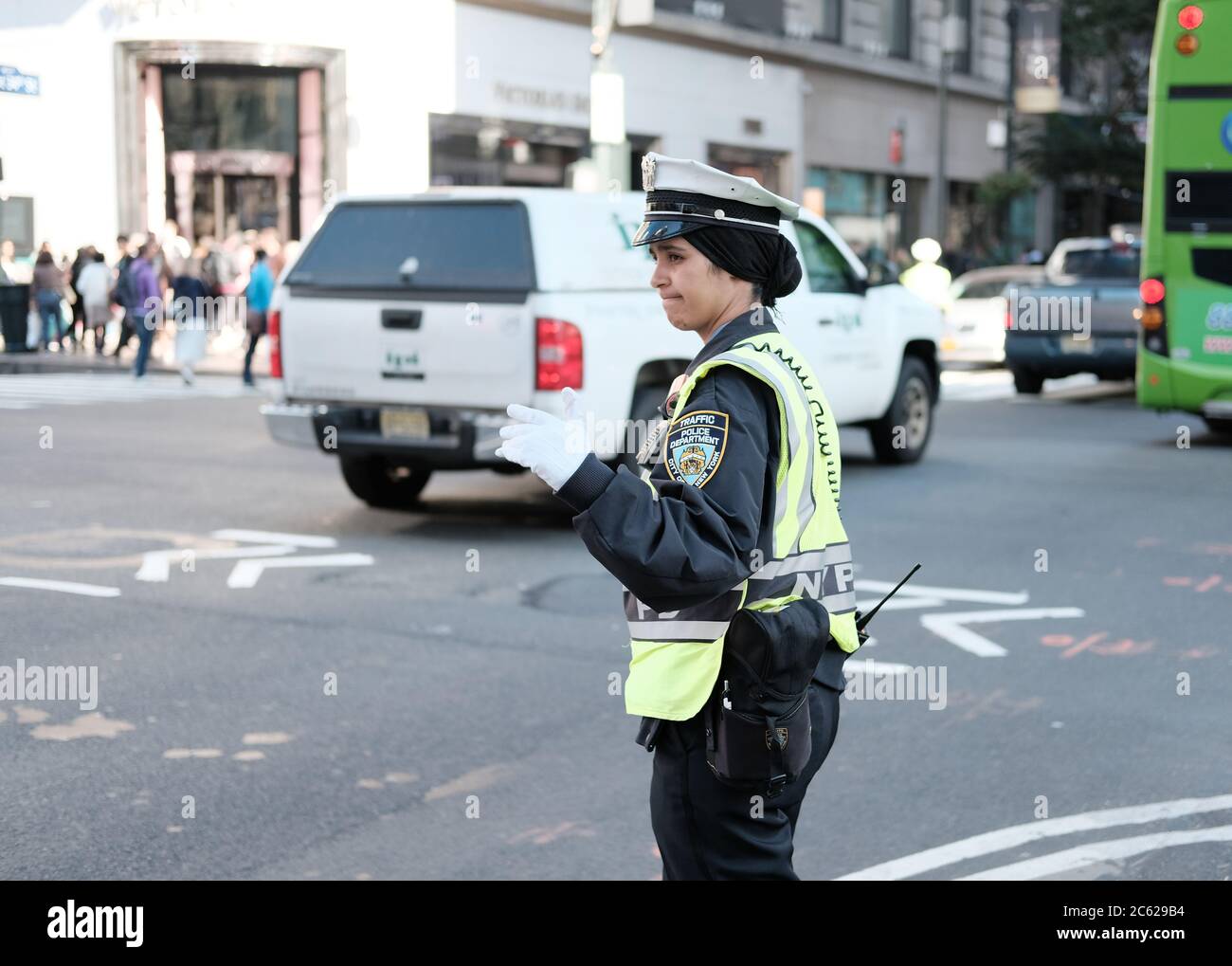 Un agent de contrôle de la circulation de la NYPD a été vu dans les rues animées de New York à une période de la journée très occupée. Banque D'Images