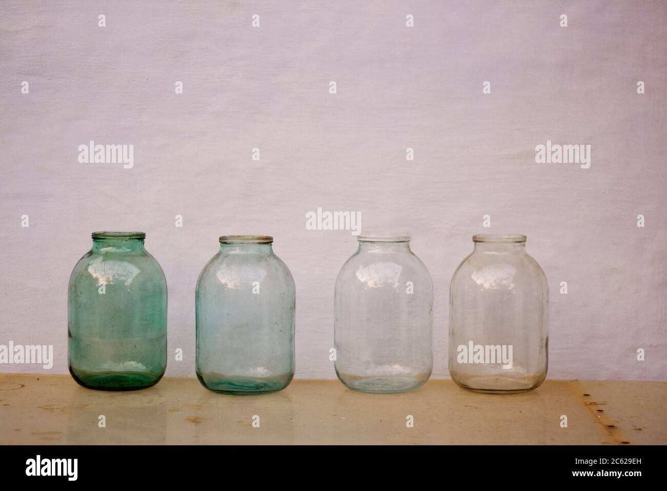 quatre bocaux en verre à l'ancienne vides sur la table Banque D'Images