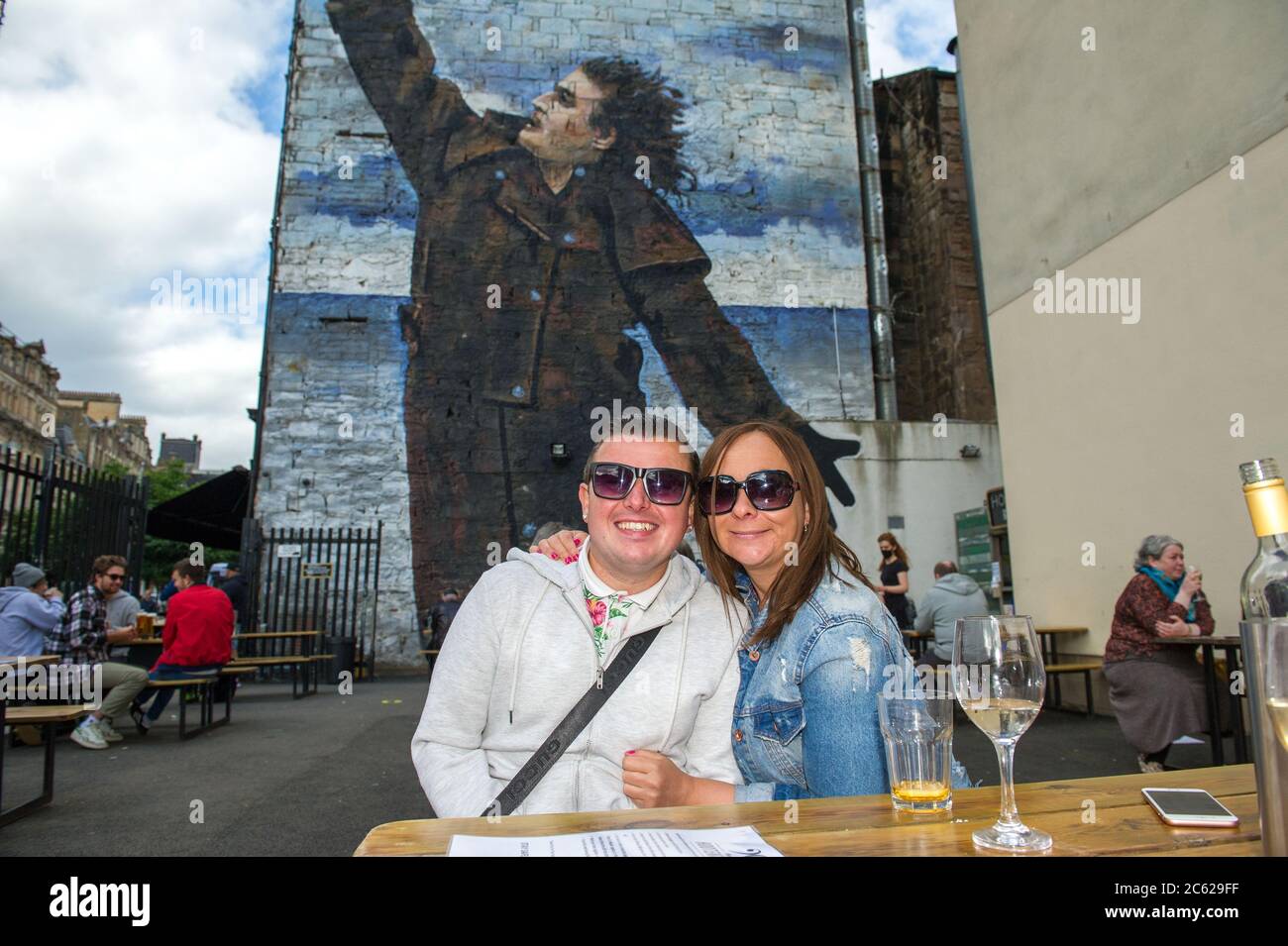 Glasgow, Écosse, Royaume-Uni. 6 juillet 2020. Photo : les gens dehors en train de prendre un verre dans le café en plein air du Hootananny's bar de Glasgow. Dès aujourd'hui, des pubs, des bars, des cafés et des restaurants en Angleterre, en Écosse et en Irlande du Nord accueillent des clients pour la première fois depuis le début du confinement en mars. Crédit : Colin Fisher/Alay Live News Banque D'Images