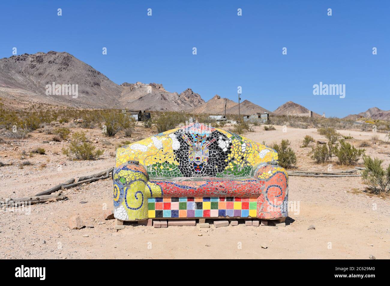 Asseyez-vous ici ! Par Sofie Siegmann. Un canapé en mosaïque coloré / canapé dans le désert. Musée de sculpture en plein air de Goldwell, près de la Vallée de la mort, Nevada. Banque D'Images