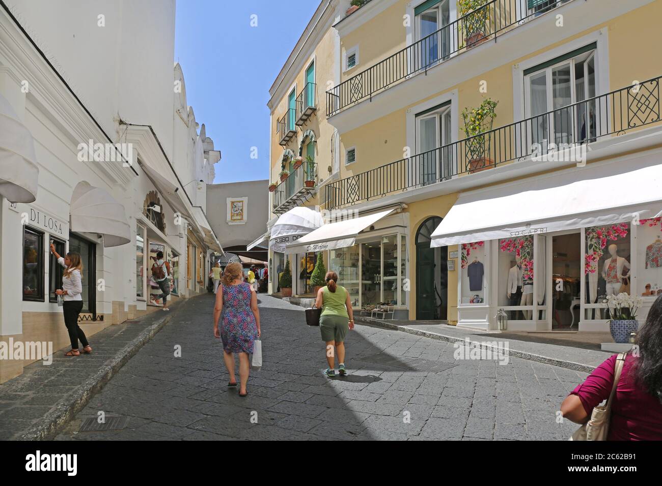 Capri, Italie - 26 juin 2014 : peu de touristes marchant dans la rue Hot Summer Day à Capri Island, Italie. Banque D'Images