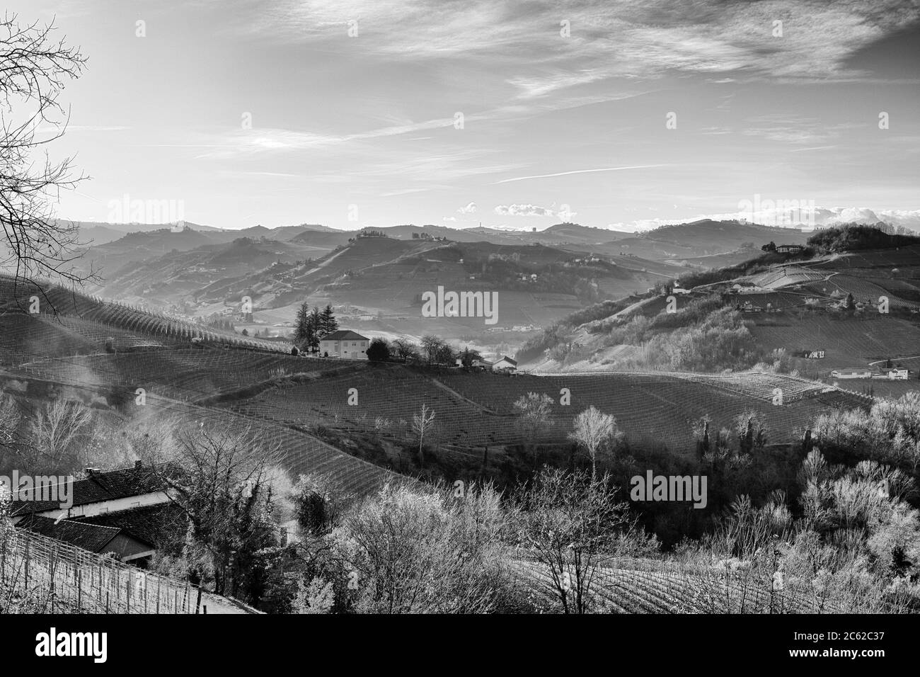 Paysage noir et blanc. Les collines autour de Canelli, Langhe, Piémont, Italie Banque D'Images