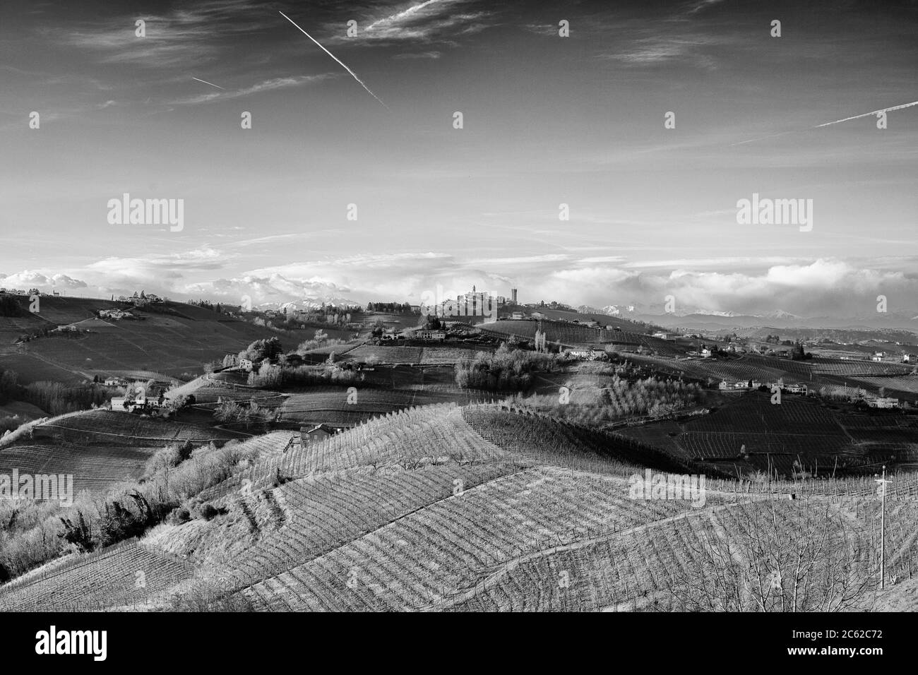 Paysage noir et blanc. Les collines autour de Calosso, Langhe, Piémont, Italie Banque D'Images