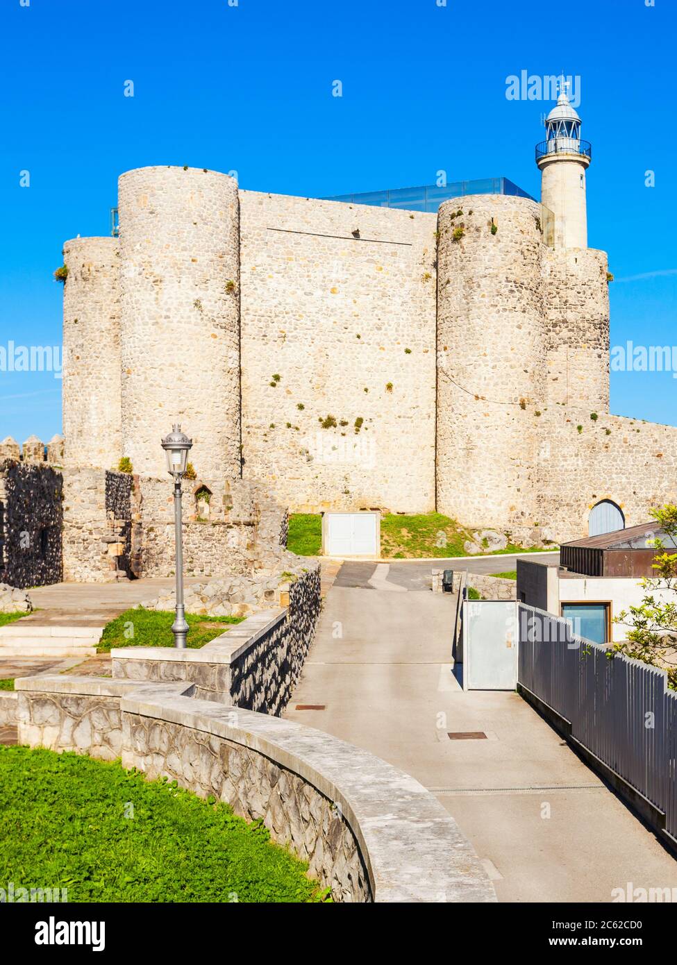 Château de Santa Ana ou Castillo de Santa Ana et phare de Castro Urdiales, petite ville dans la région de Cantabrie, au nord de l'Espagne Banque D'Images