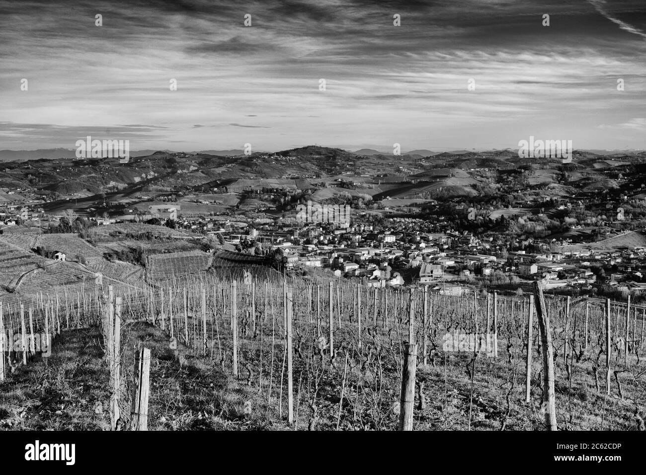 Paysage noir et blanc. Vue panoramique de Canelli, Langhe, Piémont, Italie Banque D'Images