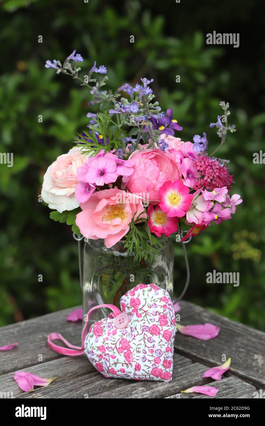 bouquet romantique de fleurs d'été en rose dans vase en verre Banque D'Images