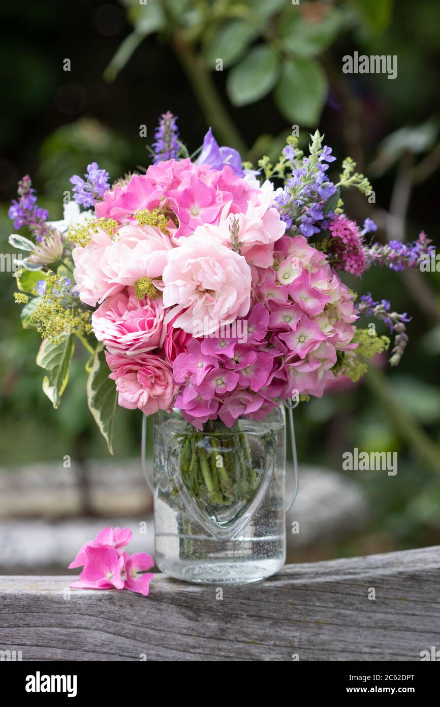 bouquet romantique rose avec fleurs d'été dans un vase en verre Banque D'Images