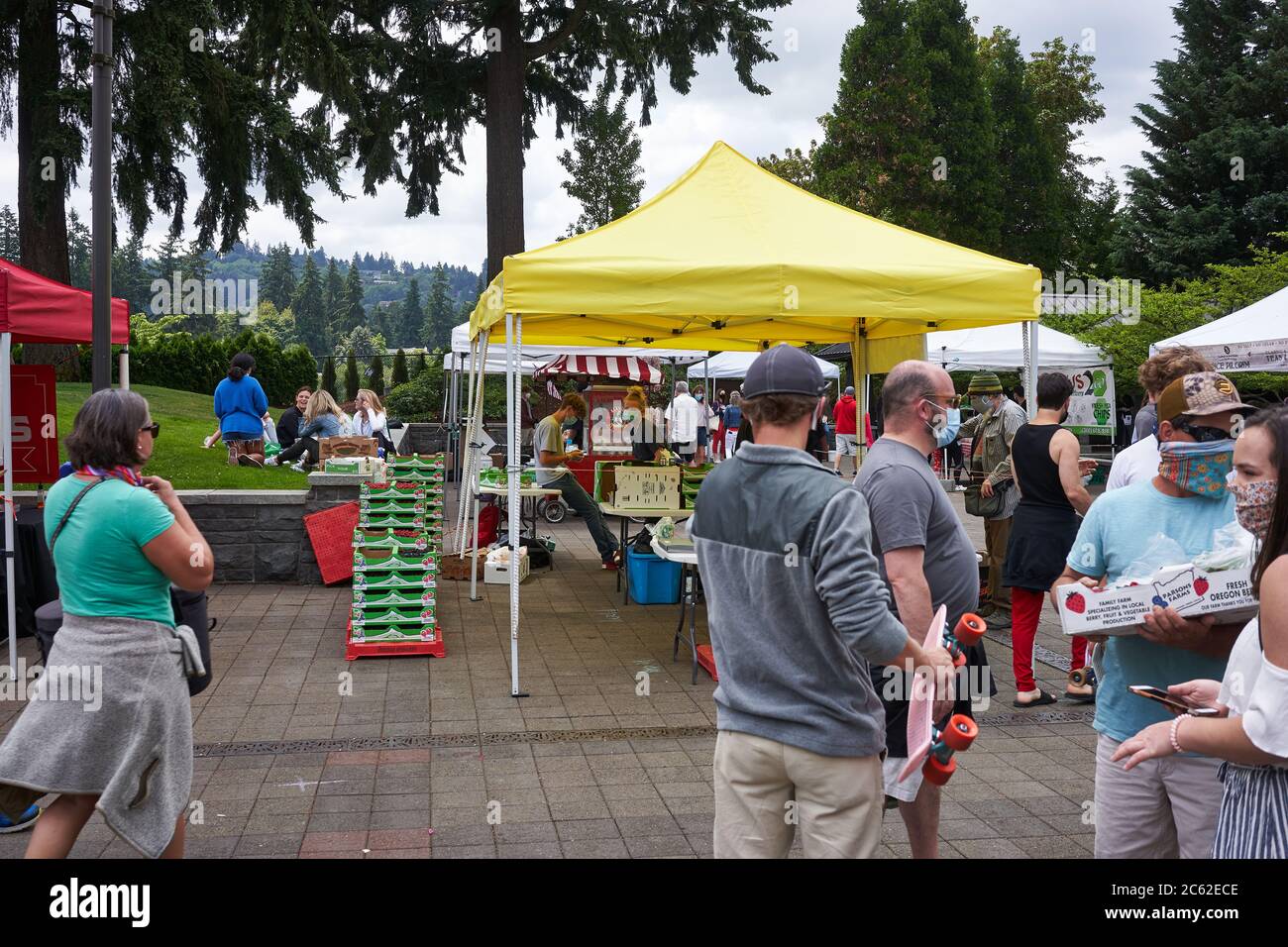 Vendeurs et acheteurs au marché agricole du samedi à Lake Oswego, Oregon, le 4 juillet 2020. Banque D'Images