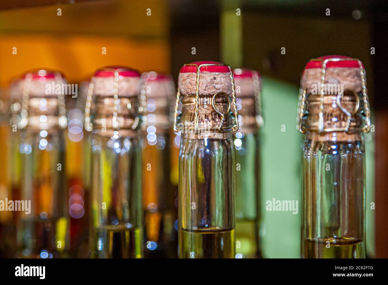 Bouteilles de vin de fruits avec Agraffe. Les bouteilles Cuvée sans alcool rappellent le champagne Banque D'Images