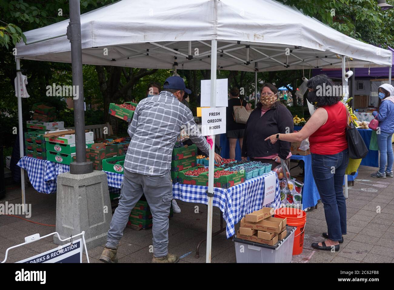 Vendeurs et acheteurs au marché agricole du samedi à Lake Oswego, Oregon, le 4 juillet 2020. Banque D'Images