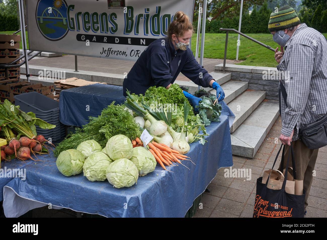 Vendeurs et acheteurs au marché agricole du samedi à Lake Oswego, Oregon, le 4 juillet 2020. Banque D'Images