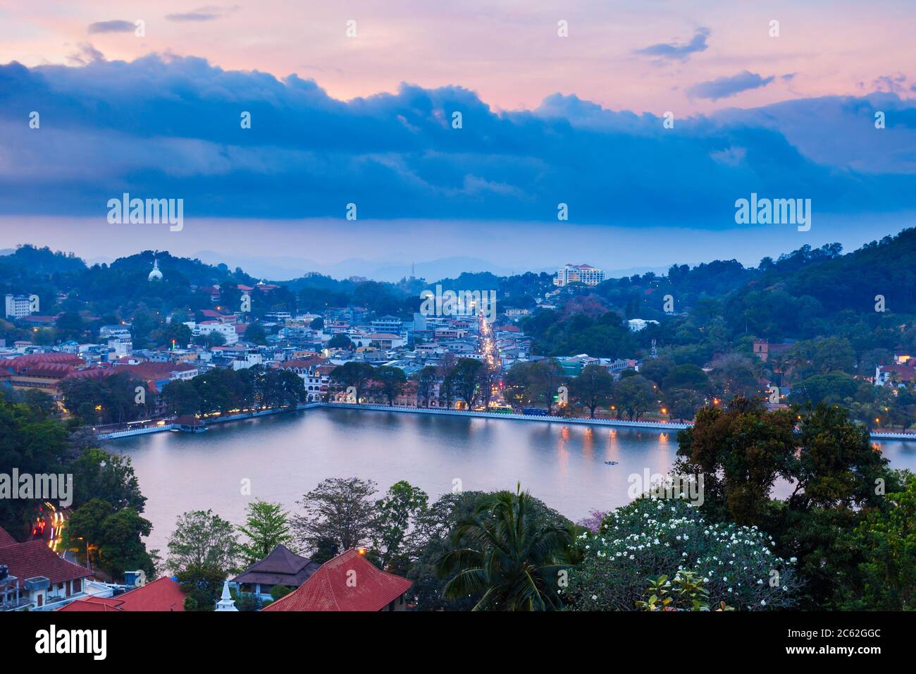 Lac de Kandy et vue panoramique aérienne de la ville de Kandy depuis le point de vue de la ville de Kandy, au Sri Lanka Banque D'Images