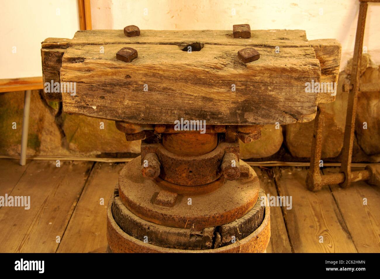 Vue détaillée d'une base de moulin à l'intérieur d'un moulin à vent historique Banque D'Images