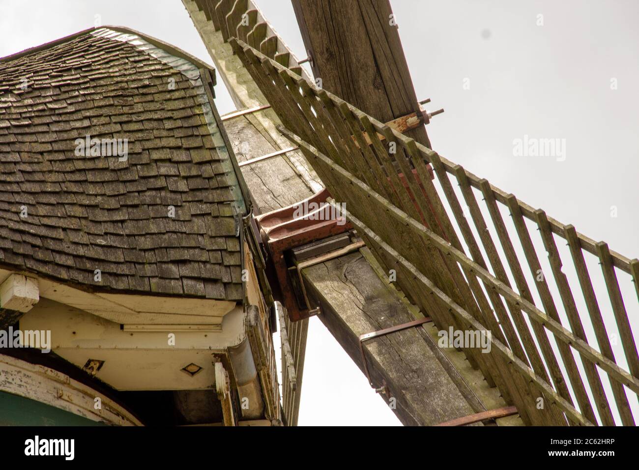 vue d'un moulin à vent avec son grand arbre d'entraînement et son ailette Banque D'Images