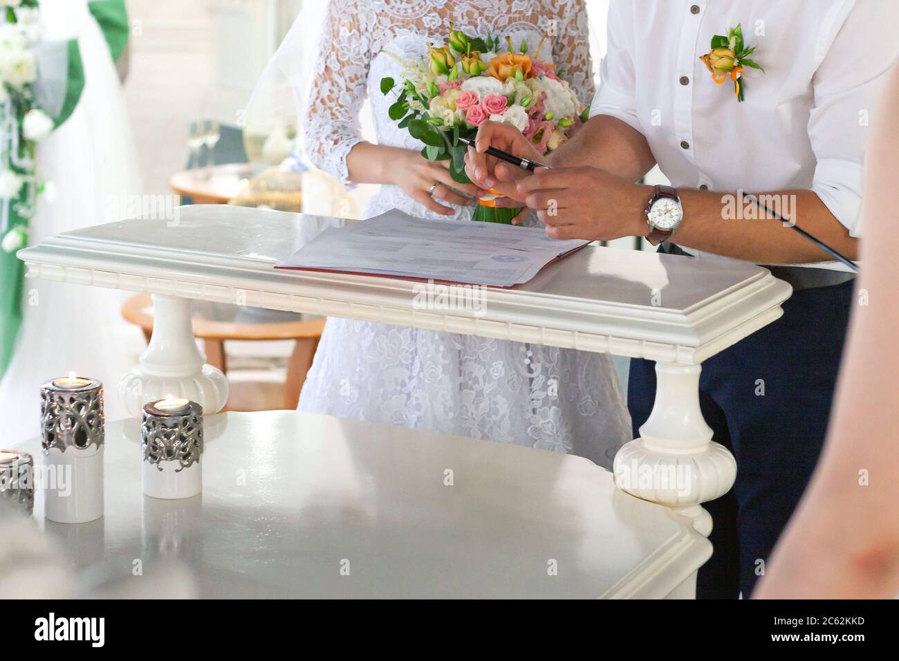 Les mariés quittent leur signature. Cérémonie de mariage, couple, gros plan Banque D'Images Les mariés quittent leur signature. Cérémonie de mariage, couple, gros plan Banque D'Images