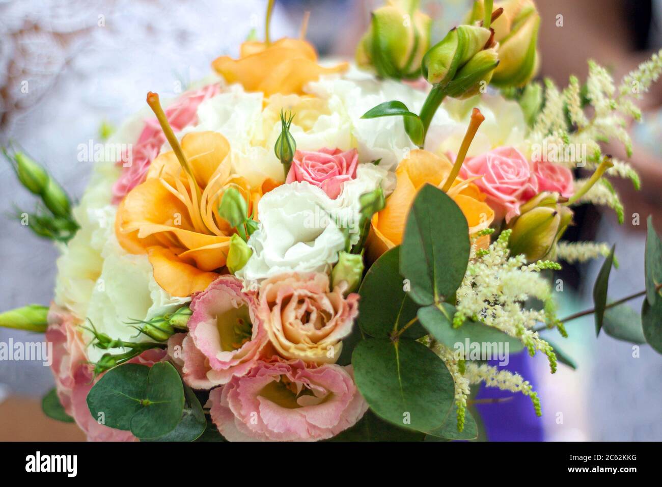 Gros plan de mariage coloré bouquet de fleurs entre les mains de la mariée. Concept d'idée de mariage Banque D'Images