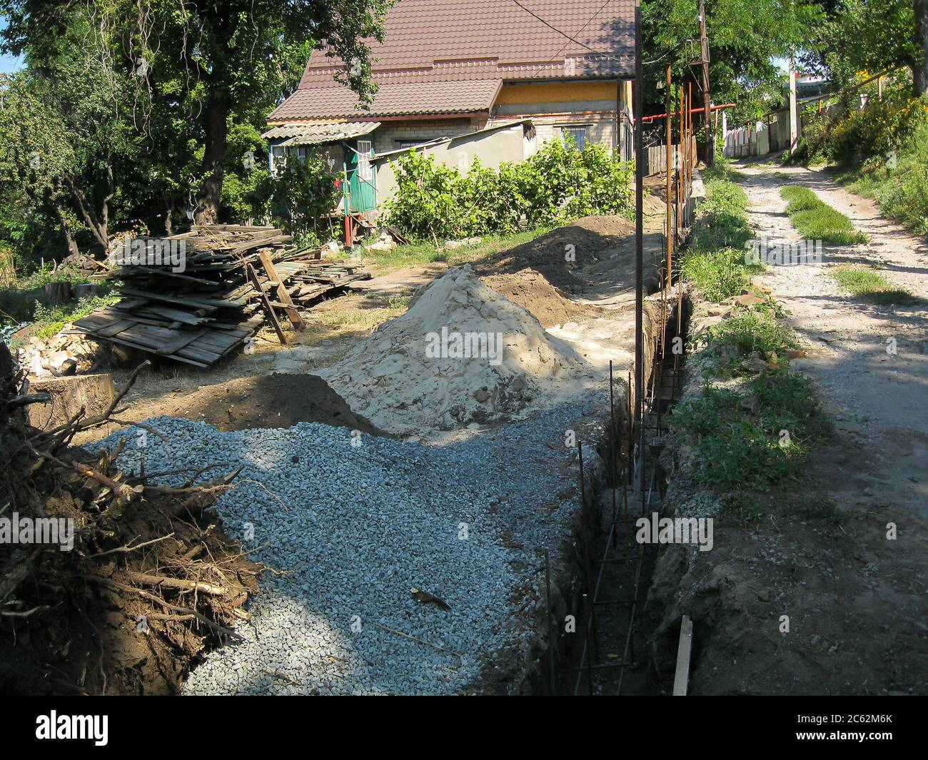 Construction d'une clôture ou d'un bâtiment dans le secteur privé. Matériaux de construction dans la cour de la maison. Banque D'Images