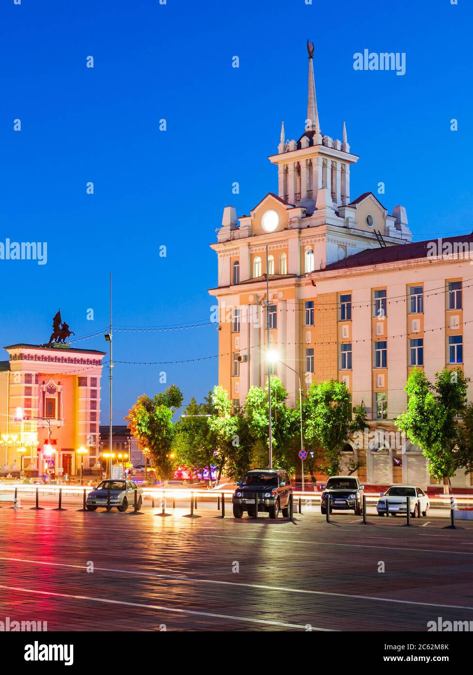 Théâtre national d'opéra et de ballet universitaire de Buryat et Dom radio ou radio House à Ulan-Ude, République de Buryatia, Russie Banque D'Images