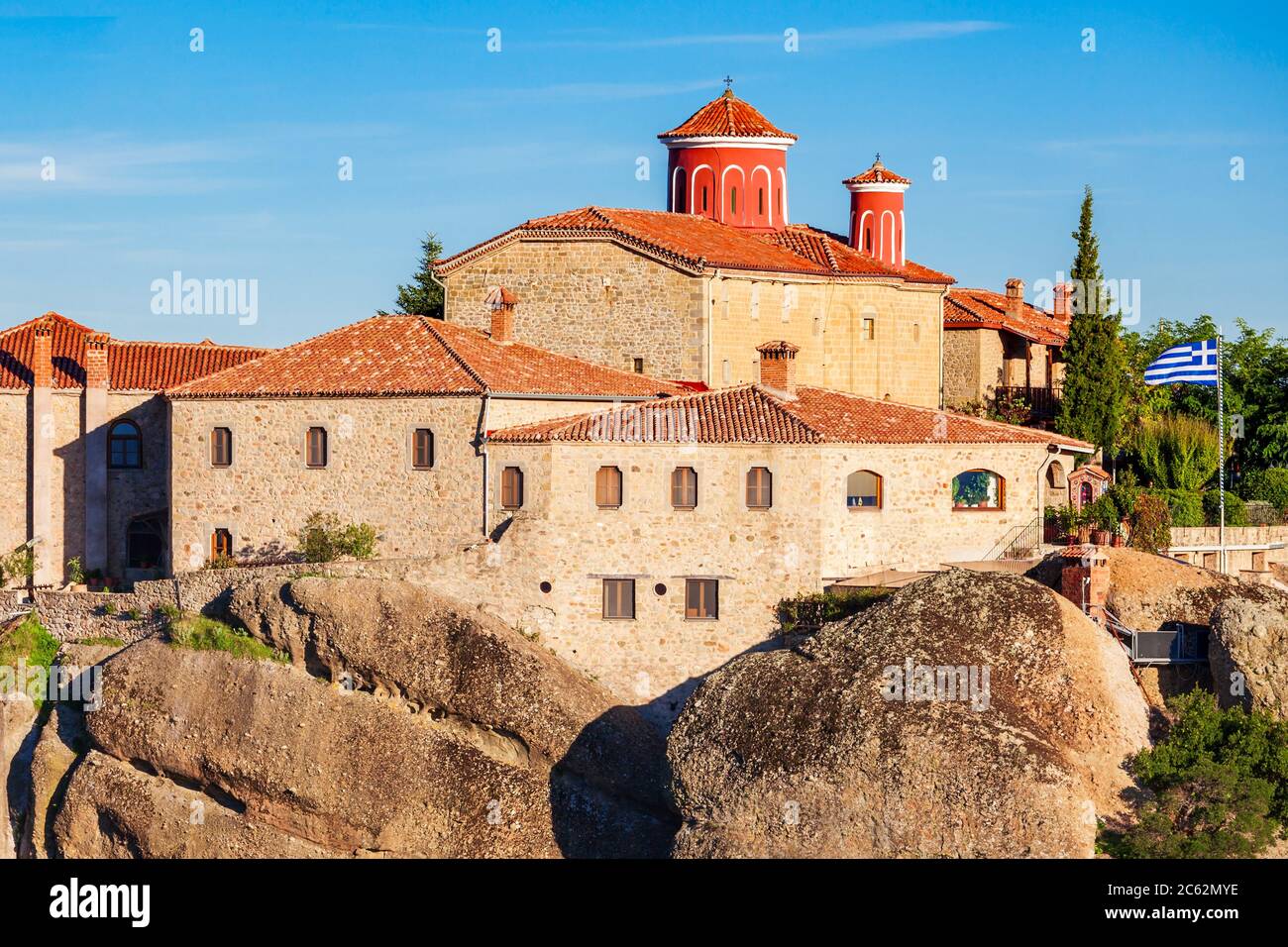 Le monastère de Saint Stephen à les météores. Meteora est un des plus grands et des plus complexes de l'est construit de façon abrupte monastères orthodoxes en G Banque D'Images
