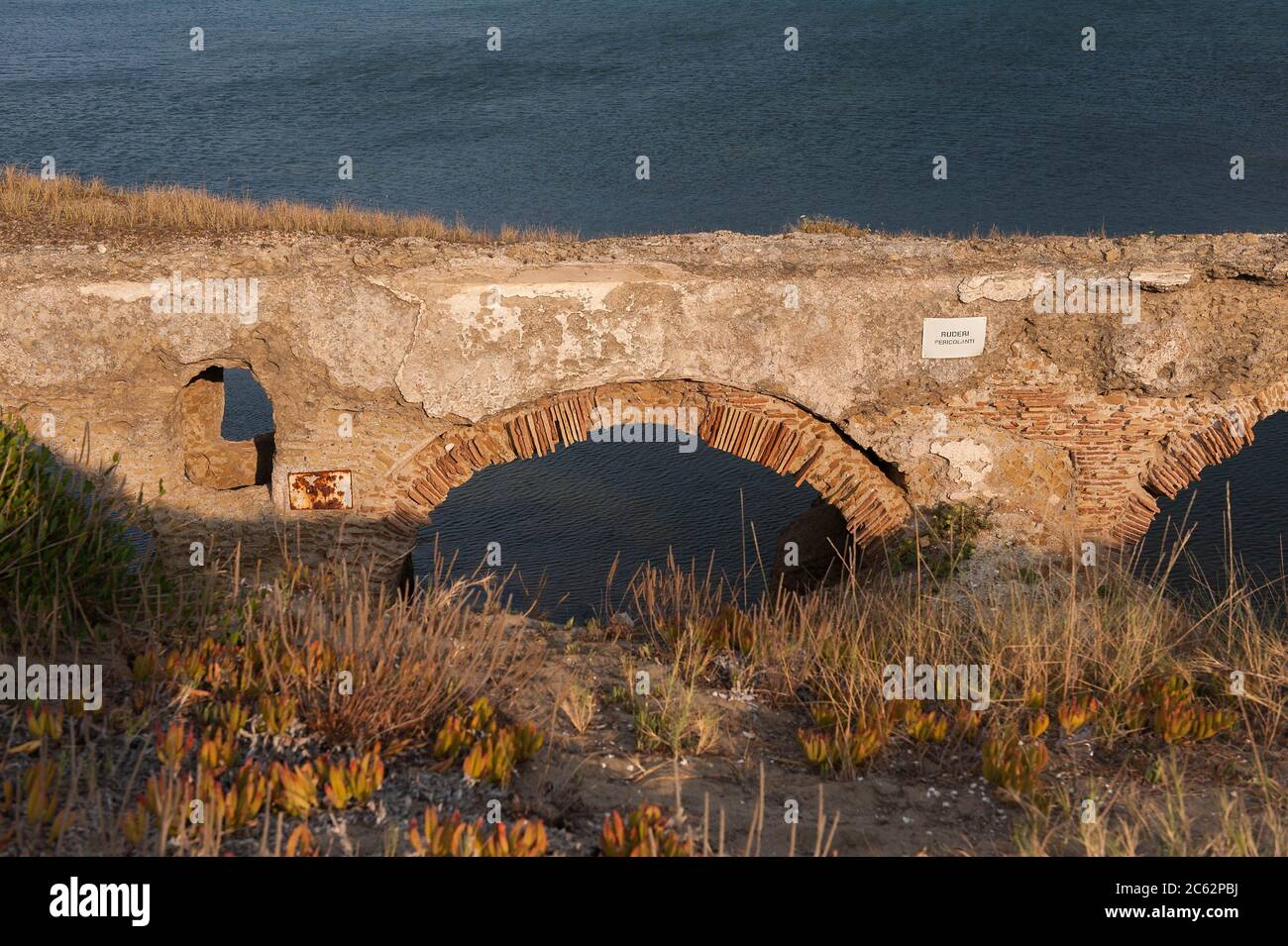 Nettuno, Roma, 06/09/2014: Plage de Torre Astura, vestiges d'un quai d'origine romaine. Banque D'Images