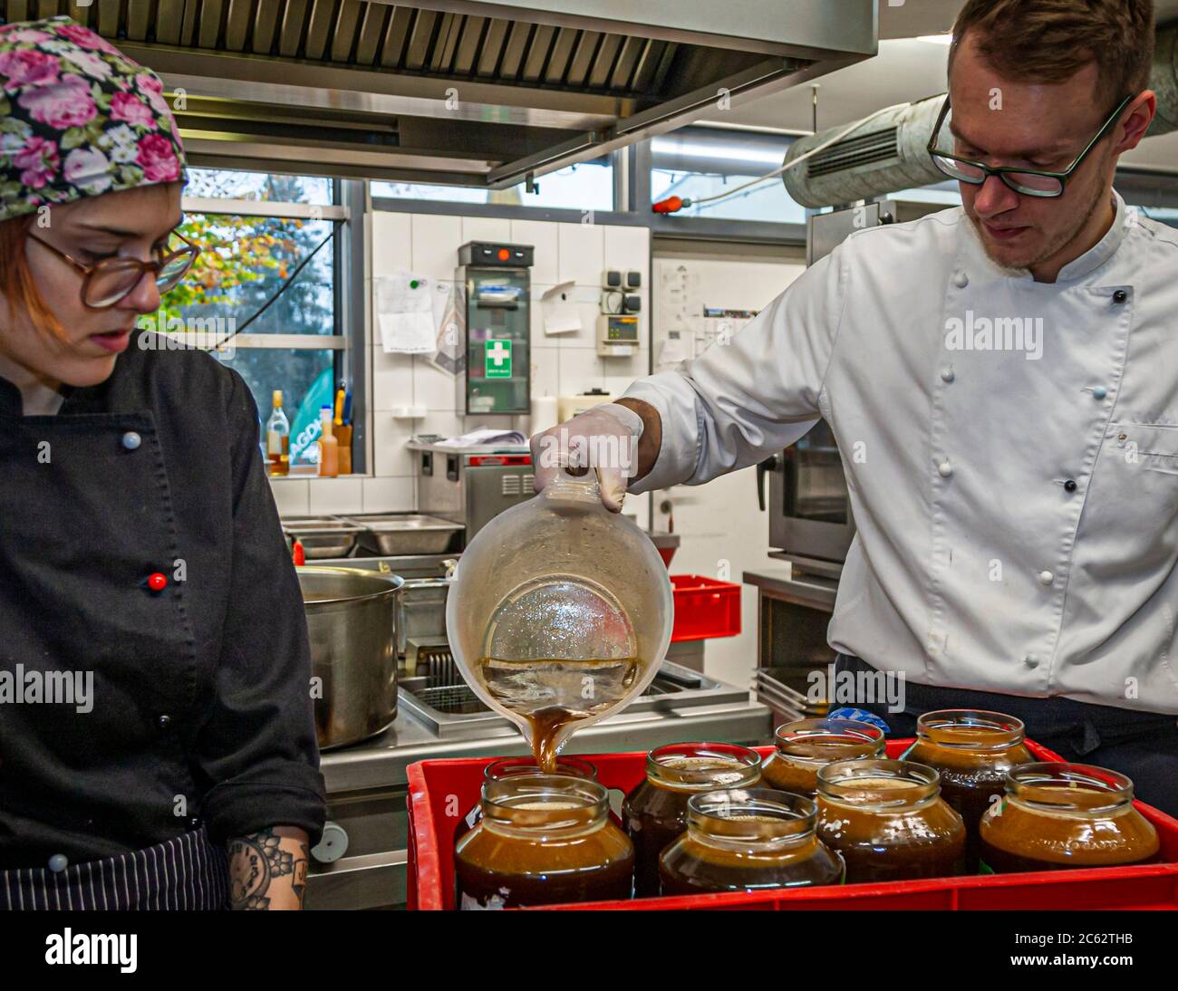 Christian Fleuter remplit la sauce pour le stockage à Oberstdorf, Allemagne Banque D'Images