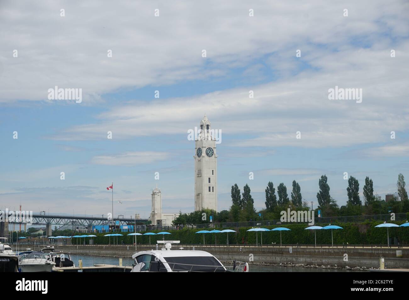 Tour de l'horloge de Montréal dans le Vieux-Port de Montréal, Canada. Le fond est un ciel bleu nuageux. Banque D'Images