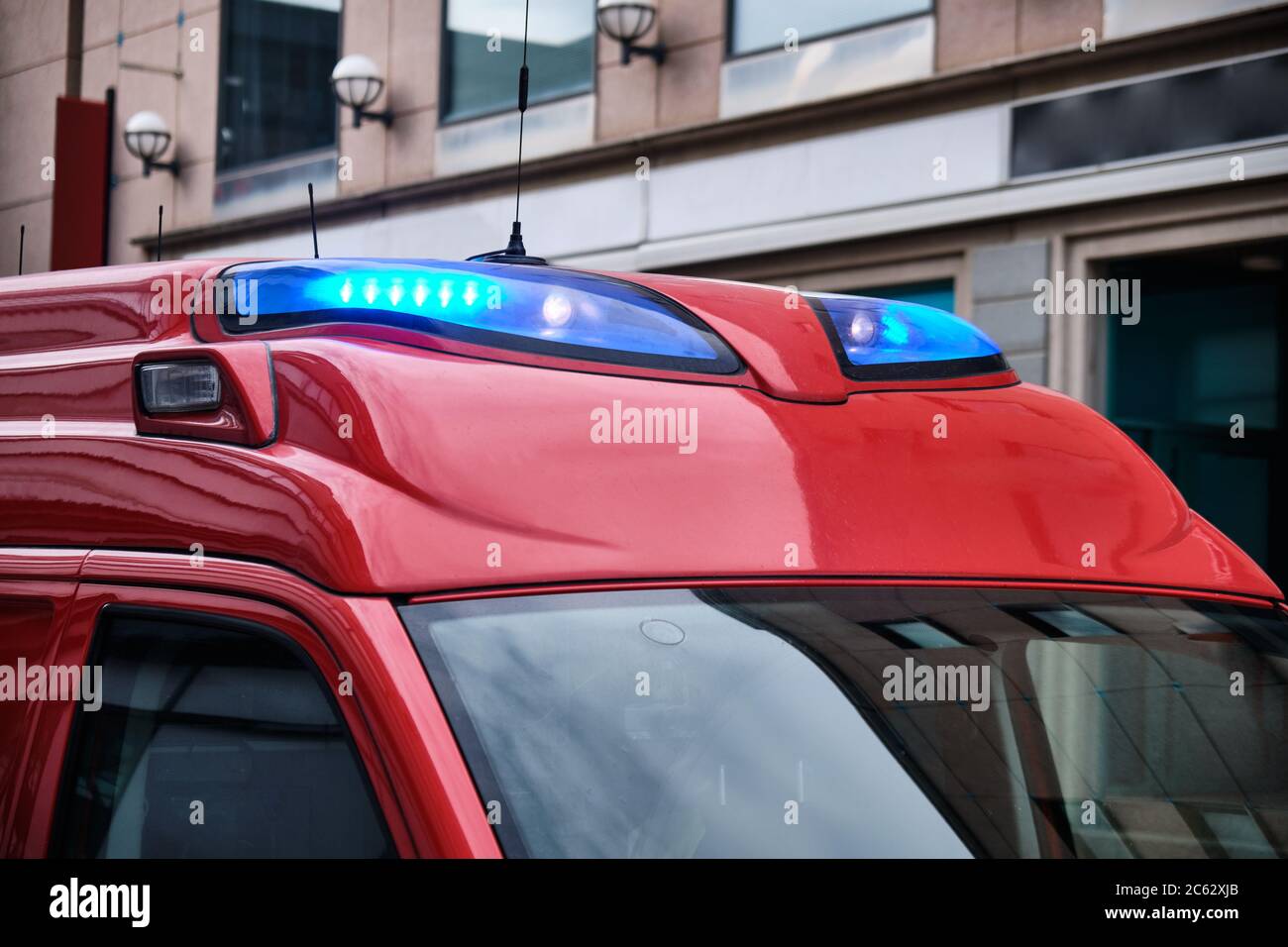 La voiture de feu avec un feu bleu sur la rue. Banque D'Images