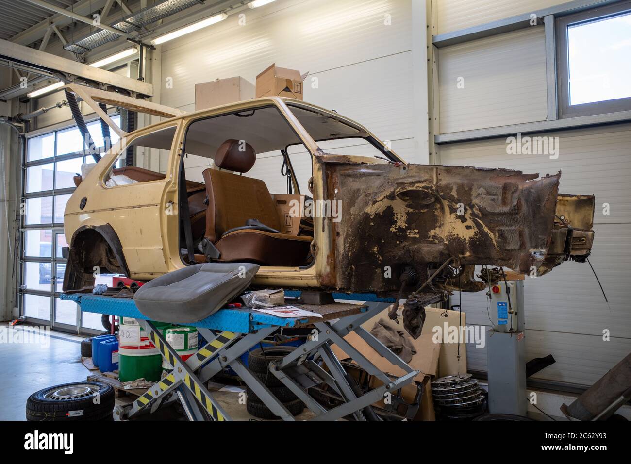 Dans un atelier de voiture le corps d'un vieux golf VW Banque D'Images