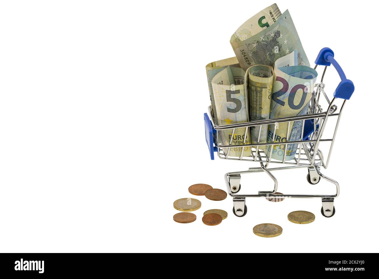 Gros plan macro du panier rempli de billets et pièces en euros roulés sous le panier. Banque D'Images