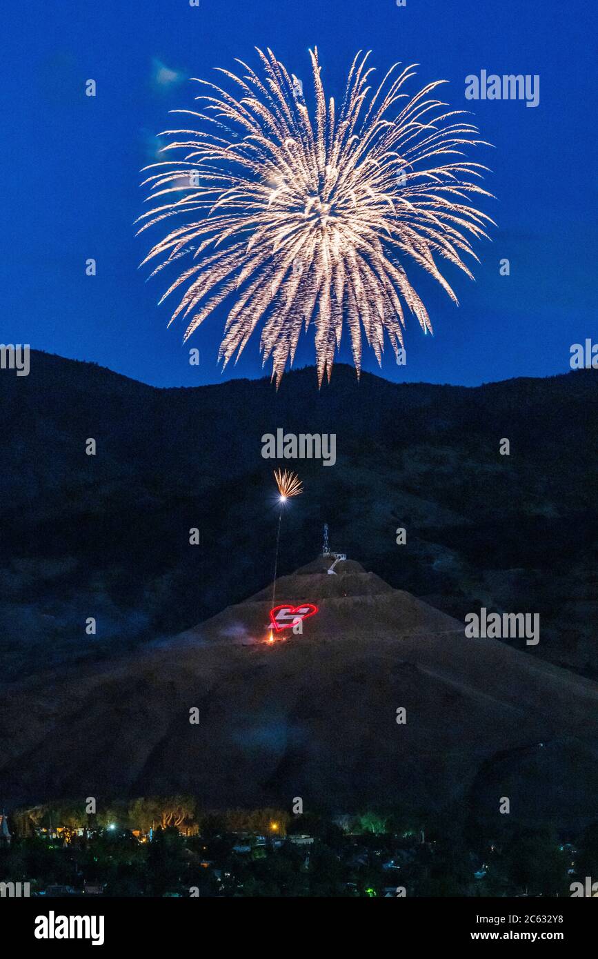 Feu d'artifice du 4 juillet sur LA MONTAGNE 'S' ; Salida ; Colorado ; États-Unis Banque D'Images