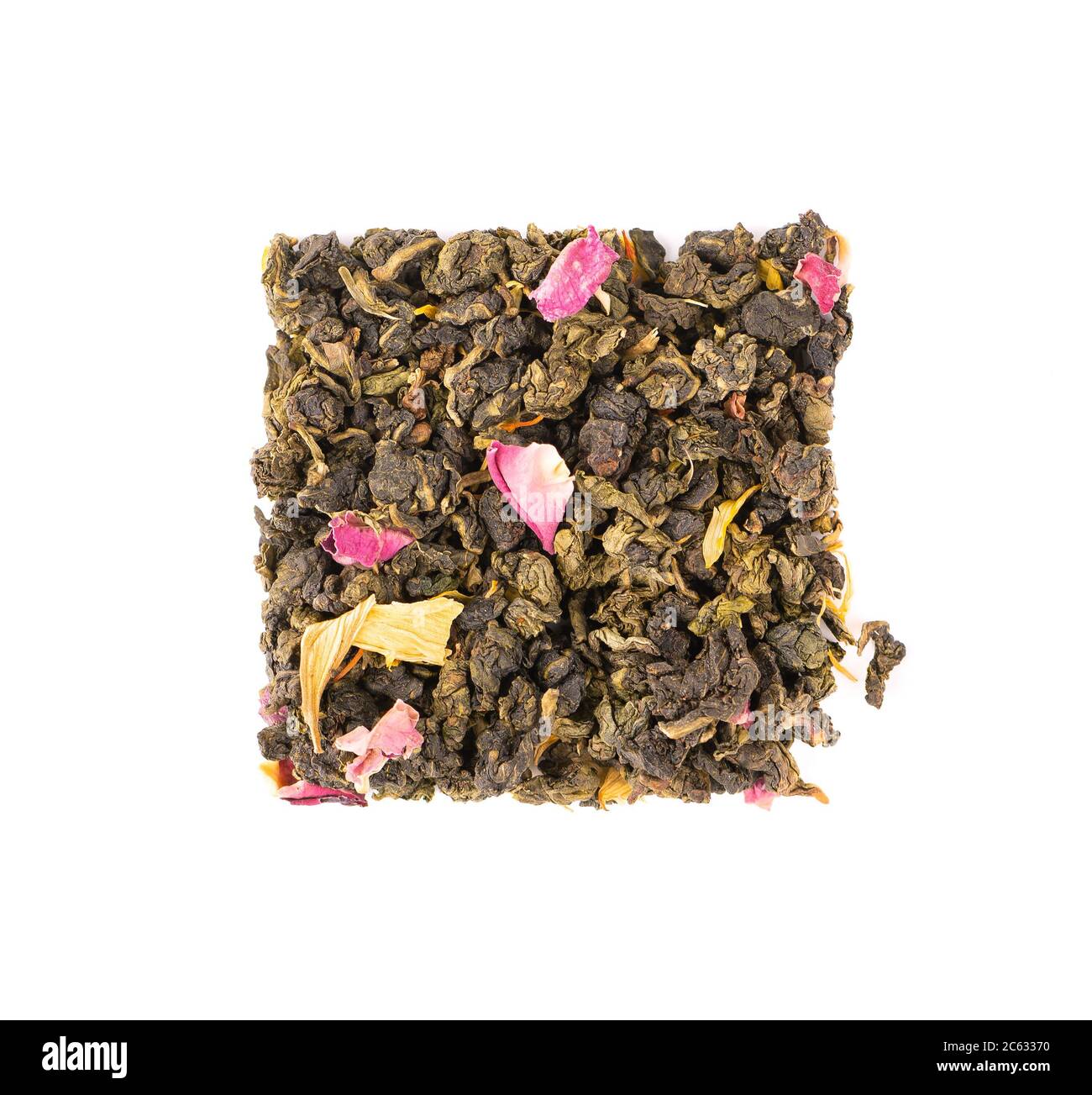 Nouez le thé Guan Yin avec les pétales de lilas, d'hibiscus et de tournesol, isolés sur fond blanc. Thé vert biologique. Vue de dessus. Gros plan. Banque D'Images