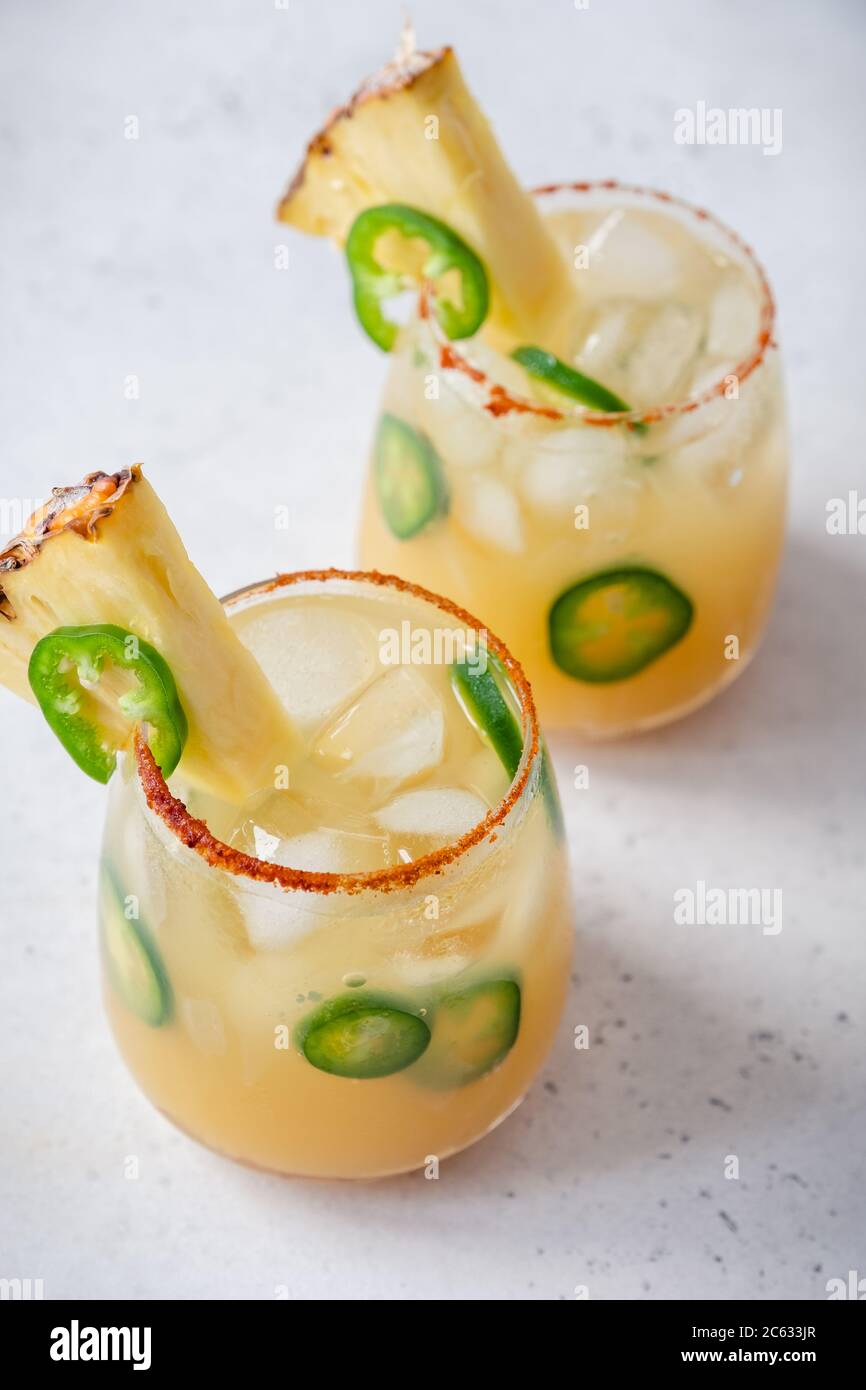 Cocktail alcoolisé à l'ananas jalapeno margarita Banque D'Images