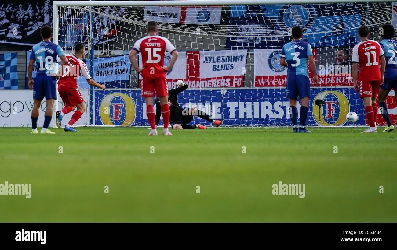 High Wycombe, Royaume-Uni. 06e juillet 2020. BUT - Ched Evans de Fleetwood Town (2e à gauche) marque le deuxième but de son équipe lors du match semi-final de la Ligue 1 de Sky Bet entre Wycombe Wanderers (4) et Fleetwood Town (1) derrière des portes fermées en raison des directives actuelles de confinement de Covid-19 sur le sport à Adams Park, High Wycombe, Angleterre le 6 juillet 2020. Photo de David Horn. Crédit : images Prime Media/Alamy Live News Banque D'Images