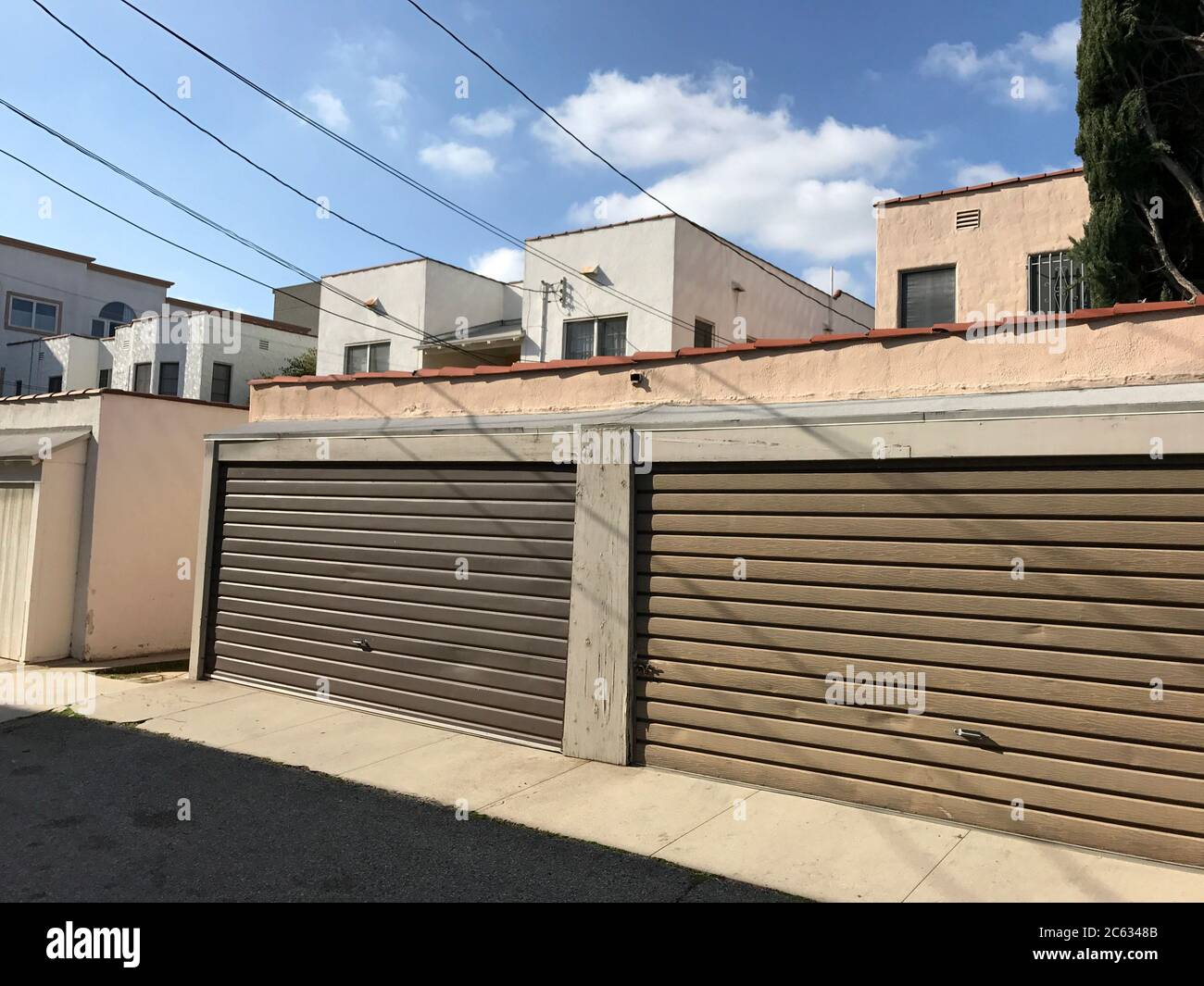 Paysage architectural avec garages de vieux appartements de style espagnol à Beverly Hills, CA Banque D'Images