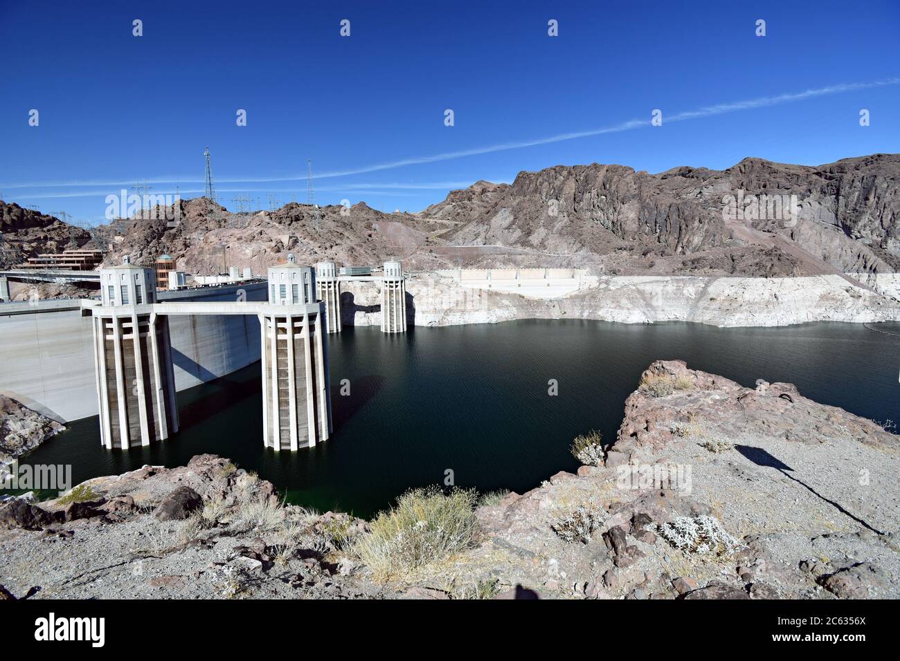 Vue sur le Nevada depuis le côté Arizona du barrage Hoover. Les quatre tours d'admission et la ligne d'eau sur la face de la falaise du Nevada sont visibles. Banque D'Images