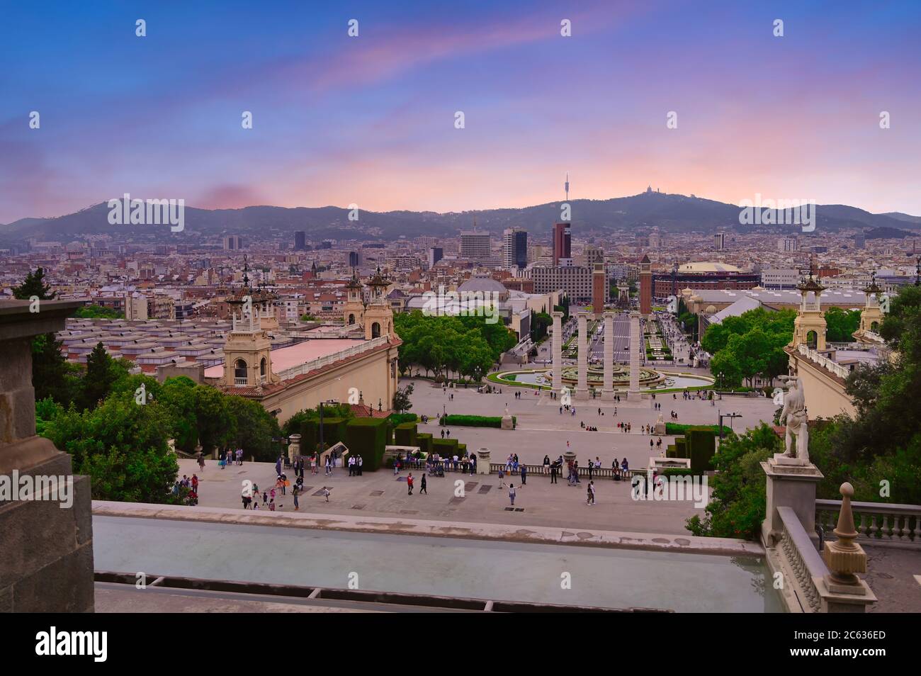 15 juin 2019 - Barcelone, Espagne - les quatre colonnes sous le Palau Nacional sur la montagne Montjuic et près de la Plaça d'Espanya et du Poble Espanyol Banque D'Images