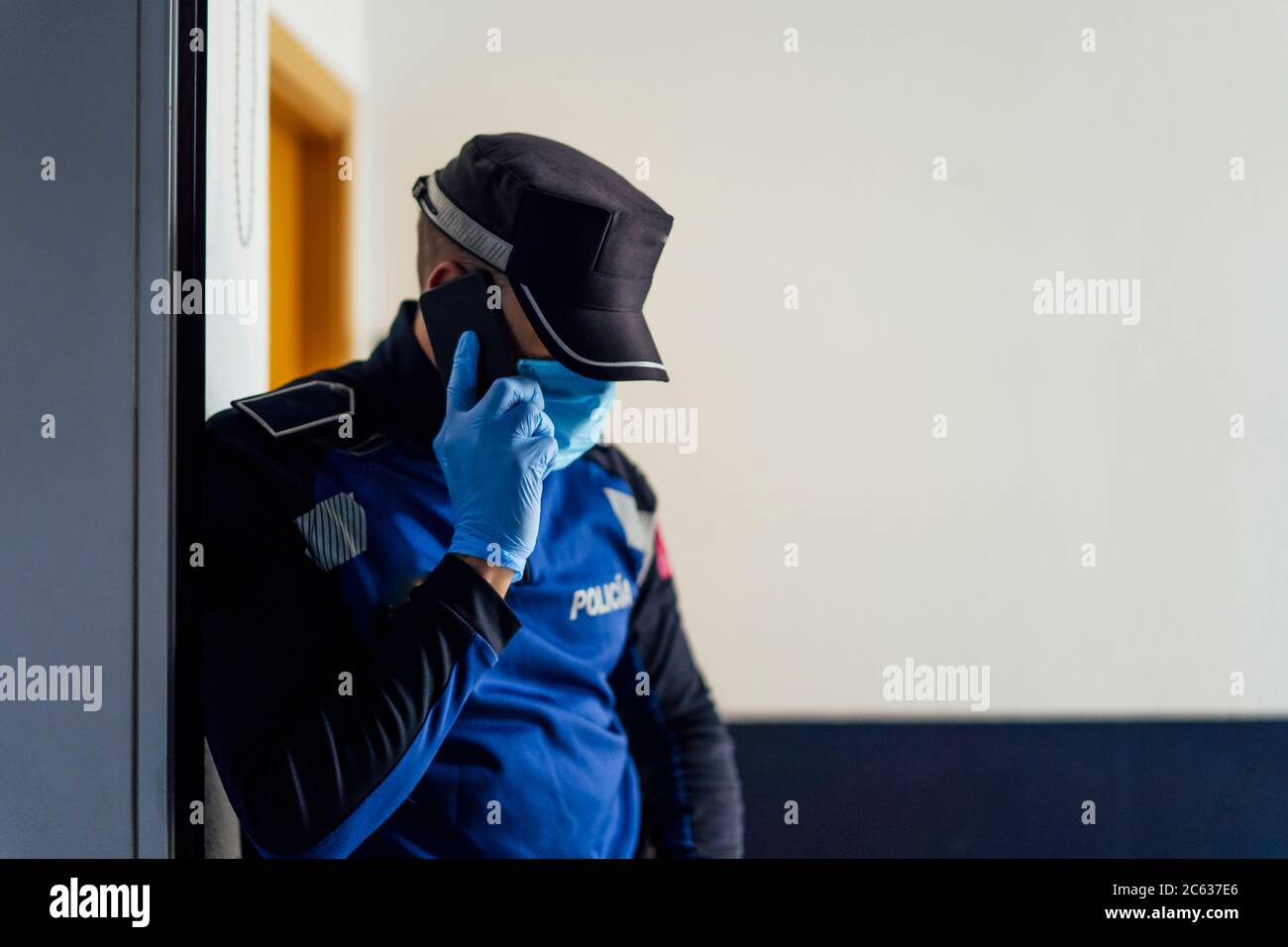 police utilisant son téléphone portable Banque D'Images