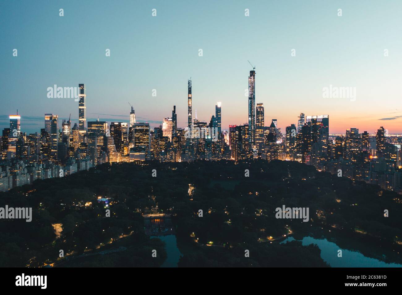 Vers septembre 2019 : vue spectaculaire sur Central Park à Manhattan la nuit avec vue panoramique sur la ligne aérienne de New York City HQ Banque D'Images