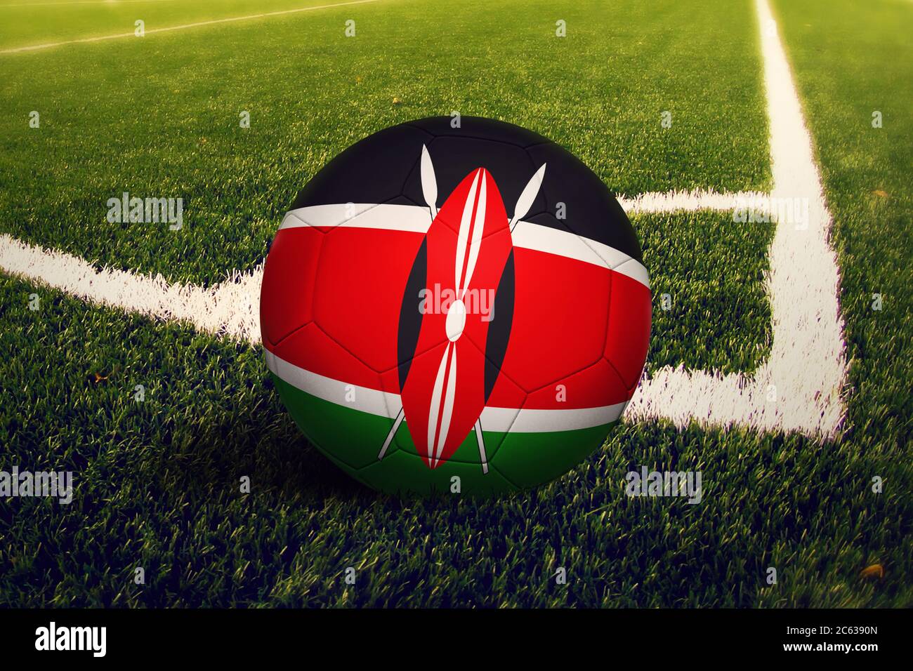 Drapeau du Kenya sur le ballon en position de coup de pied au coin, fond du terrain de football. Thème national du football sur gazon. Banque D'Images