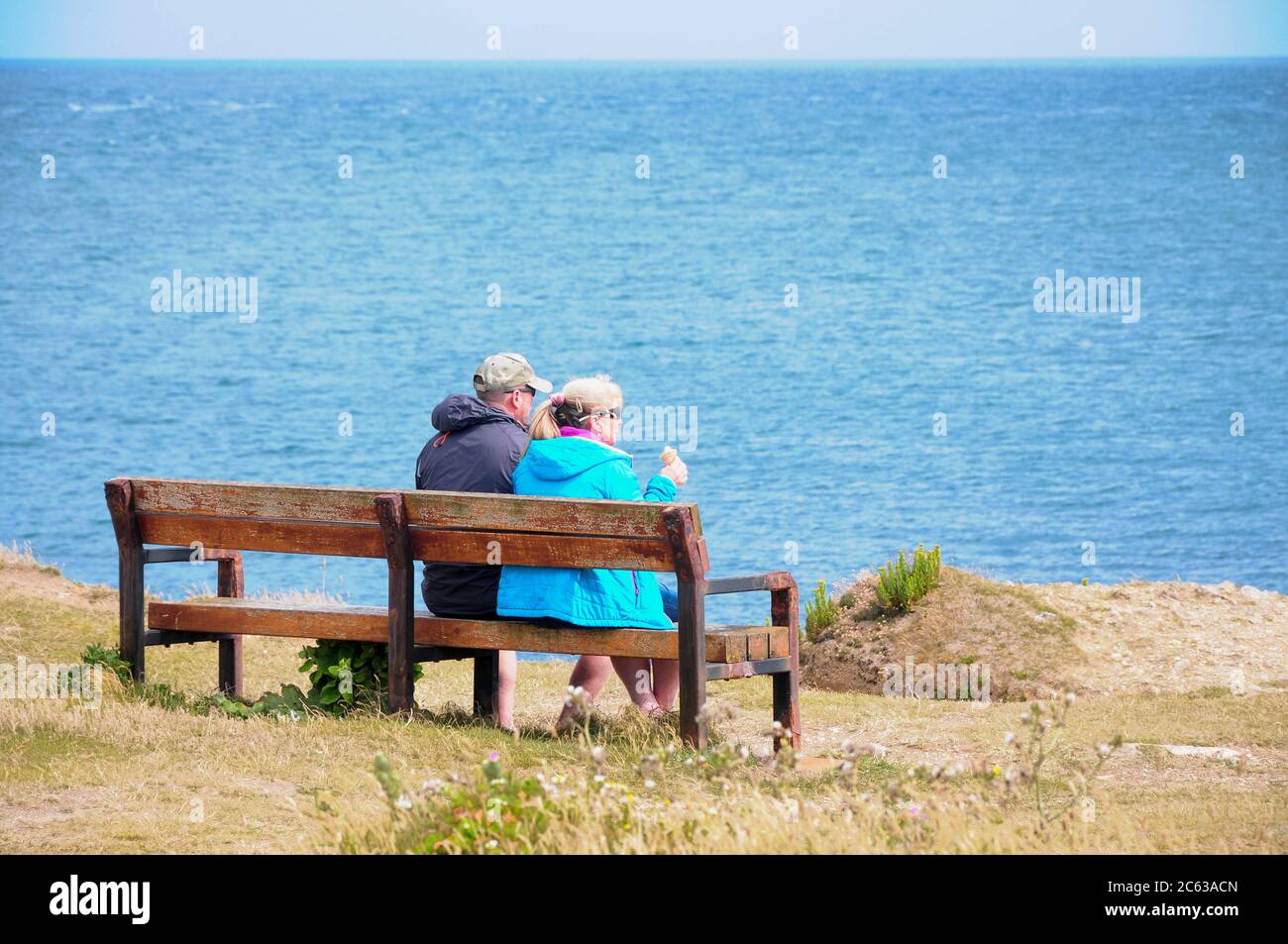 Portland. 6 juillet 2020. Météo Royaume-Uni. Les gens aiment être dehors dans le soleil sur la belle île de Portland à Dorset. Crédit : stuart fretwell/Alay Live News Banque D'Images