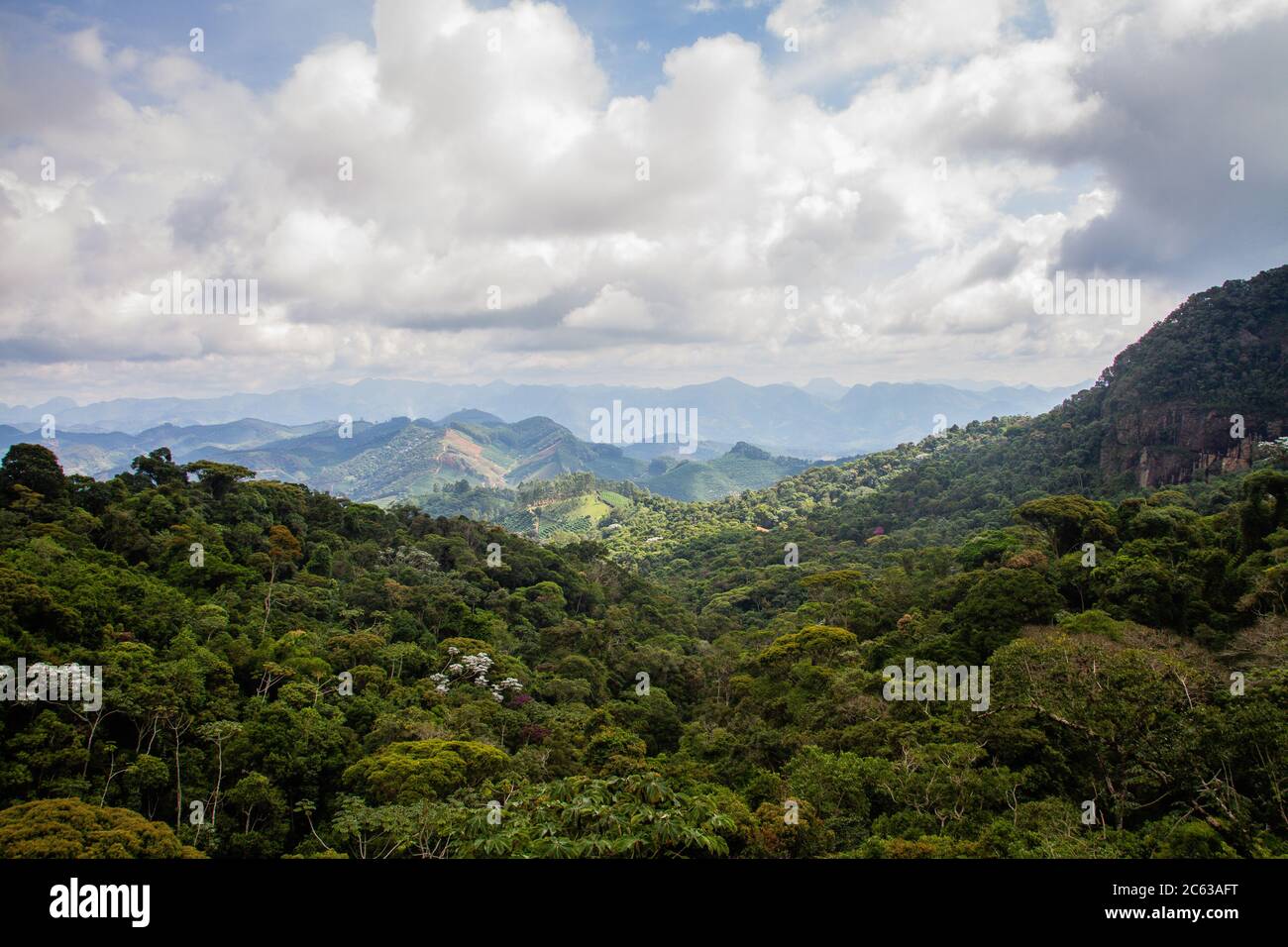 Vue sur les montagnes depuis le parc naturel de Minas Gerais, Brésil Banque D'Images