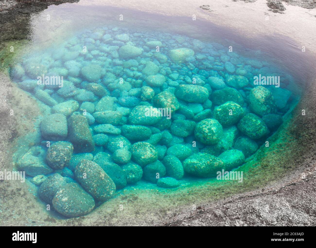 Résumé de bleu aqua rockpool avec de grands rochers sous l'eau Banque D'Images