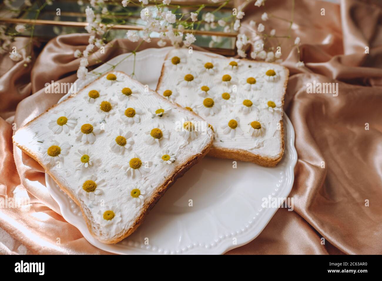 Griller le sandwich au pain avec des fleurs de camomille. Banque D'Images