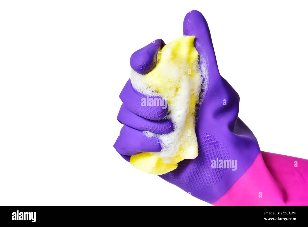 La main avec des gants presse une éponge de lavage de vaisselle avec mousse isolée Banque D'Images