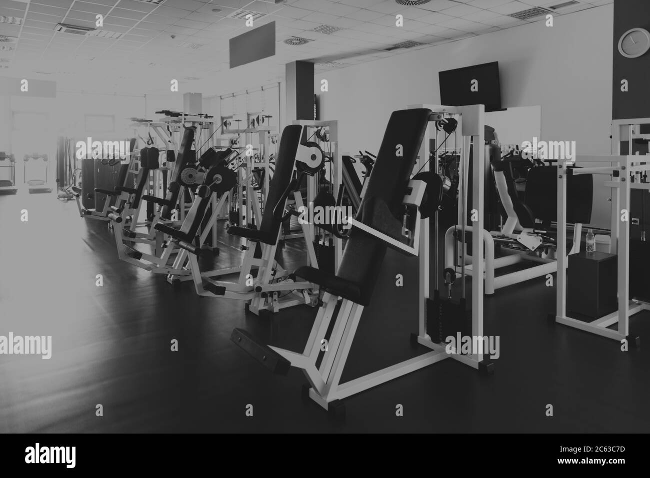 La salle de sport moderne et un centre de remise en forme avec équipements et machines Banque D'Images