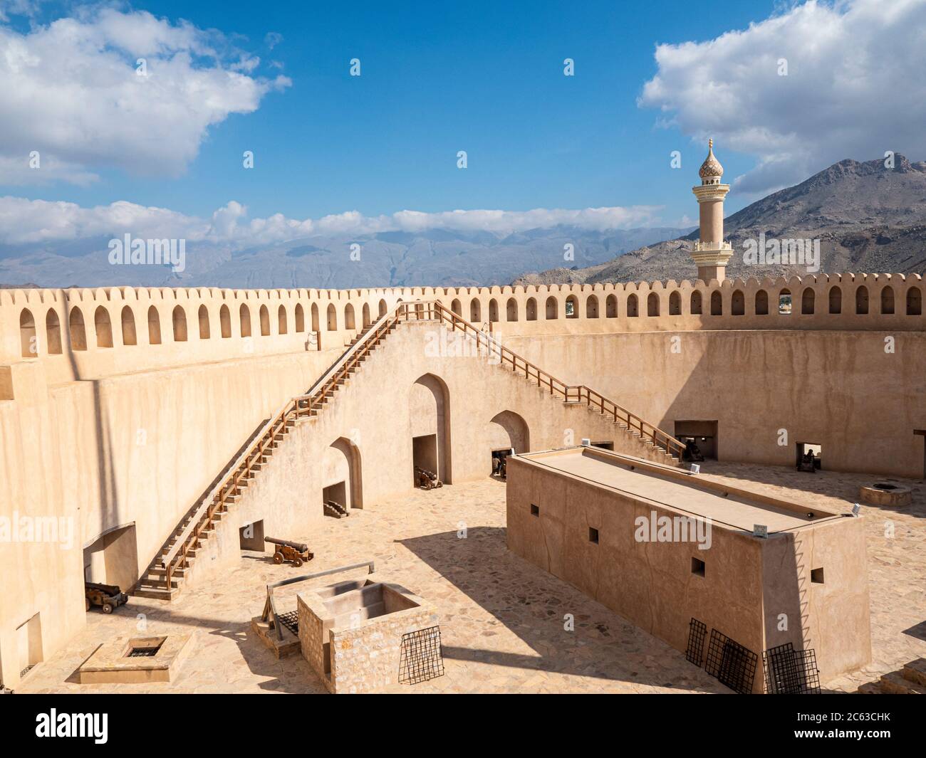 Le fort de Nizwa, la mosquée du Sultan Qaboos au loin, Nizwa, Sultanat d'Oman. Banque D'Images
